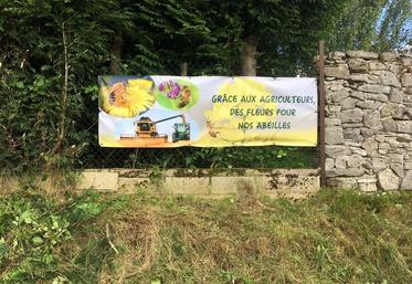 Banderole "Grâce aux agriculteurs, des fleurs pour nos abeilles" au bord d'une jachère fleurie en Seine-et-Marne..