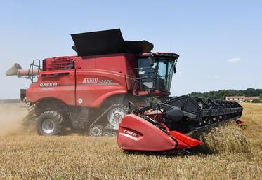 Le 22 juillet, à Saulnières. Maxime Vecten est ravi de sa toute nouvelle ­moissonneuse-batteuse Case IH Axial Flow 9250.