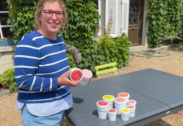 Le 26 juillet, à Sours. Aurélie Prévosteau propose une gamme de sorbets aux fruits en pots de 125 ou 550 ml.