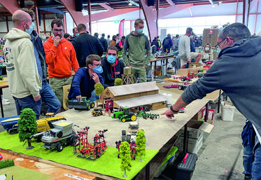 Le 29 août, à Chartres. Les dioramas concoctés par les collectionneurs de miniatures agricoles suscitent toujours l'intérêt des visiteurs du salon.