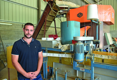 Vendredi 3 septembre, à Bagneaux-sur-Loing. À l’aide de sa conditionneuse, il commercialise des sacs de 10 kg avec étiquetage automatique.