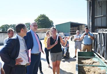 Mardi 7 septembre 2021, à Droué. Isabelle Lecomte, associée de l'EARL de la Morache, a fait visiter une partie de son ­exploitation à François Pesneau, préfet de Loir-et-Cher.