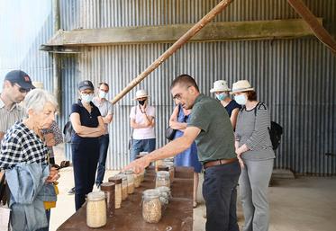 Dimanche 12 septembre, à Nourray. Étienne Noyau présente les différentes espèces qui ont été et ou qui sont actuellement cultivées sur l'exploitation.