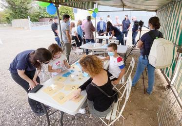 Samedi 11 septembre 2021, à Montboissier. Le grand public et les officiels se sont prêtés aux jeux inventés pour l'opération « Cultivons l'eau » organisée par un groupe d'agriculteurs du Bonnevalais.