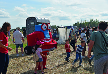 Dimanche 12 septembre 2021 au Festival de la terre, à Voulangis. Festi-Batt, la mascotte du festival, est allée à la rencontre des visiteurs.
