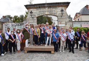 Samedi 11 septembre, à Thiverval-Grignon (Yvelines). Les élus du territoire étaient nombreux à participer à la manifestation contre la vente du domaine de Grignon.