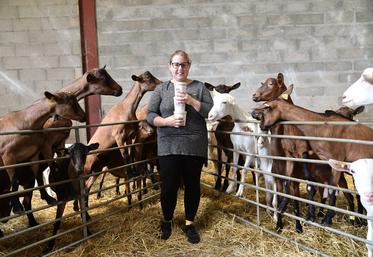 À Saint-Nom-la-Bretèche (Yvelines), le 9 septembre 2021. Manon Moignier a pu démarrer son élevage de chèvres et sa ­production de glaces cet été. 
