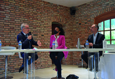 Jeudi 16 septembre, à Ménestreau-en-Villette (Loiret). François Bonneau, président de Région, Régine Engström, préfète de région et du Loiret, et Thierry Dubois, président de l'Area durant le Forum régional de l'alimentaire.