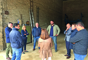Le 27 septembre à Pussay (Essonne). Valérie Lacroute a débuté sa journée de visite chez le Jeune agriculteur Victor Rabier dans son exploitation de grandes cultures.