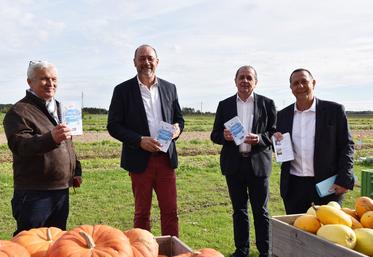 Le 1er octobre, à Saint-Cyr-en-Val. Jean-Marie Fortin, président de la chambre d’Agriculture, Marc Gaudet, président du Département, Christian Braux et Jean-Luc Riglet, respectivement maires de Saint-Cyr-en-Val et de Sully-sur-Loire, réunis pour le lancement du guide des producteurs locaux.