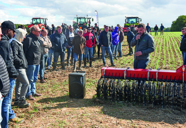 Le 29 septembre, à Digny. Chaque outil, ici une houe rotative, a été décrit aux agriculteurs avant d'effectuer une vingtaine de mètres dans la parcelle.