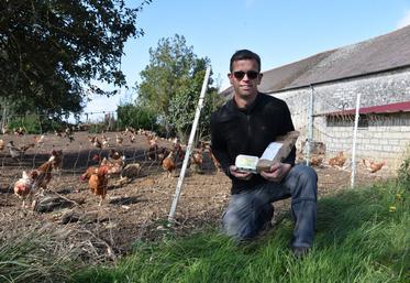 Videlles (Essonne), le 4 octobre. Christophe Chambon a lancé son élevage de poules pondeuses bio en 2020.