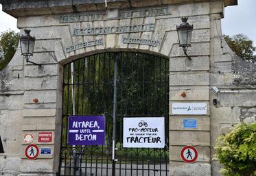 La vente du domaine de Grignon est reportée au 31 décembre.