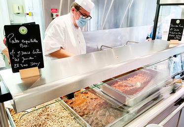 Le 14 octobre, à Vernouillet. Le chef de cuisine du collège Nicolas-Robert, Sébastien Leravat, a été l'un des premiers à mettre du local dans les assiettes des collégiens.