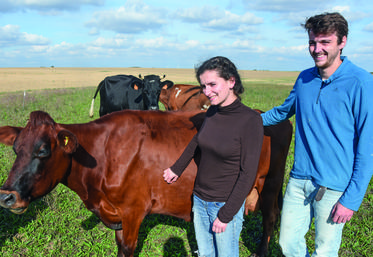 Le 15 octobre, à Serazereux. Clara Servain et Simon De Vos se sont lancés dans l'élevage et proposent leurs produits laitiers à l'orée de Chartres.