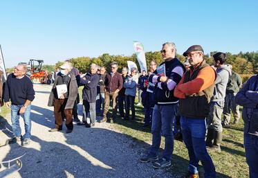Jeudi 28 octobre, à Monthou-sur-Cher. Les viticulteurs sont venus nombreux pour assister à la journée de démonstration. 