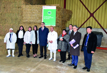 Jossigny, mercredi 27 octobre. Le préfet de région, Marc Guillaume, entouré du dirigeant de l'abattoir et de son épouse. 