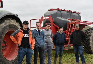 Le 16 novembre, au lycée Le Chesnoy. Les quatre étudiants présentent leur projet en présence de Brice Veaulin, responsable du groupe semis direct à la Cuma du Ronceau.