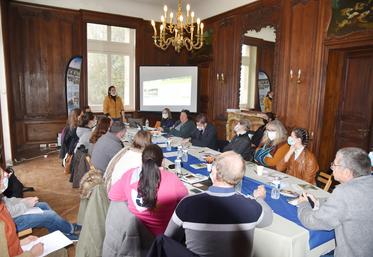 Lundi 15 novembre, aux Bréviaires (Yvelines). Le Parc naturel régional de la Haute vallée de Chevreuse a organisé une première réunion à destination de la filière équine.