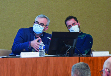 Lundi 22 novembre, à Chartres. Le chef du service agronomie, Thierry Savoie (à g.), et l'agronome Jean-Baptiste Gratecap ont expliqué comment optimiser l'azote dans le contexte de sa hausse.