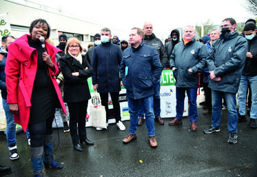 À Clichy-sous-Bois (Seine-Saint-Denis), le 28 novembre. Les agriculteurs d'Île-de-France ont mené une opération solidarité soutenus par les jeunes des quartiers.