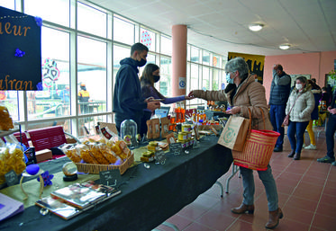 Les élèves avaient à cœur de tenir comme il se doit leur stand et ­valoriser les produits.