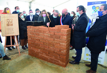 Le 11 décembre, à Hanches. Rompu aux travaux de maçonnerie, le président de la Région Centre-Val de Loire, François Bonneau, a posé la première brique de terre du futur lycée.