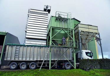 Le séchoir à maïs de Saint-Aignan-la-Jaillard, qui fonctionne au bois, est le premier de cette capacité à être mis en service dans la région.