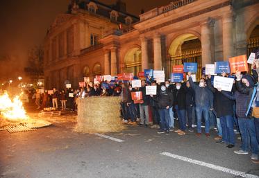 Devant le Conseil d'État, les agriculteurs ont brandi des pancartes : « République des juges », « Juge et partie », « Démocratie détournée » et « Inquisition ». 
