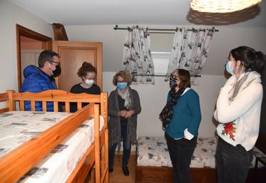 Mondreville, lundi 29 novembre. Guidés par Marie-Noël Hureau (au centre), les participants ont visité le gîte.