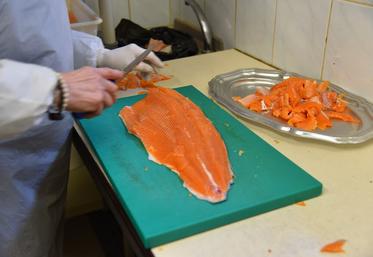 Les truites de Leslie et Dany Ollivier sont traitées sur place.