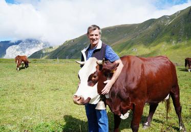 Neige et son éleveur Philippe Missillier.         