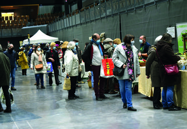 Mardi 21 décembre, à Blois. Les visiteurs sont venus nombreux à la nouvelle ­édition du marché de Noël des producteurs. 