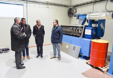 Le 6 décembre, à Châteaudun. Le sous-préfet de l'arrondissement, Hervé Demay (à g.), a découvert la presse à huile des Huileries de Beauce.
