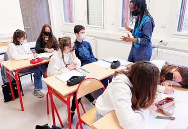 Le 16 décembre, à Sours. La dessinatrice Kam, de l'association Cartooning For Peace, est intervenue devant des élèves de 1re Stav de La Saussaye, pour les sensibiliser au dessin de presse.