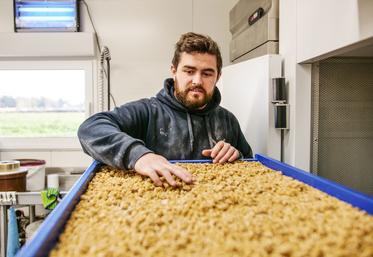 L'agriculteur prépare jusqu'à 200 kg de pâtes dans ses deux séchoirs.