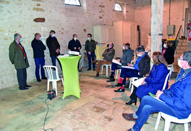 Chenoise, mardi 4 janvier. Des planteurs de betteraves du secteur témoignent devant le préfet (assis au centre), Lionel Beffre, la sous-préfète de l'arrondissement de Provins, Laura Reynaud, et le directeur de la DDT, Vincent Jéchoux.