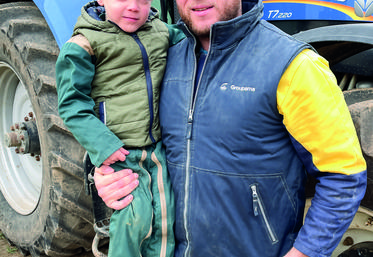 Le 13 janvier, à Arrou. Le président de Jeunes agriculteurs d'Eure-et-Loir, Alexandre Plateau (et son fils Augustin).