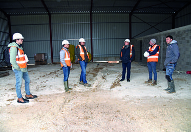 À Boutigny-sur-Essonne, Nicolas Hottin (à droite) a reçu un groupe d'agriculteurs dans le cadre des journées diversification.