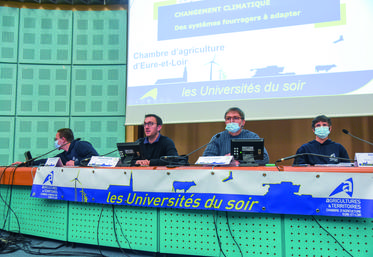 Le 17 janvier, à Chartres. Trois conseillers de la chambre d'Agriculture, Patricia Huet, Philippe Loquet et Marc Guillaumin (de d. à g.), se sont relayés pour ­parler de l'adaptation des systèmes fourragers au changement climatique.