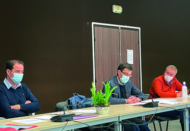 Le Mée-sur-Seine, mardi 11 janvier.  Sébastien Dromigny entouré des deux présidents cantonaux, Franck Fournier et Jacques-Olivier Desforges. 