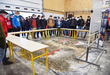 Valentin Guillemain, Marceau Lehuraux, Gustin Soares et Benjamin Payant ont présenté leur projet de télégonflage dans le bloc machinisme du lycée du Chesnoy où différents tests de compaction du sol avaient été réalisés.