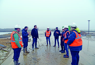 Limoges-Fourches (Seine-et-Marne), mardi 14 décembre. Représentants de GRDF et de la chambre d’Agriculture de région Île-de-France, ainsi que des agriculteurs franciliens intéressés par la méthanisation visitent le chantier, guidés par deux des associés, Benjamin Deloison et Mathieu Beaudoin.
