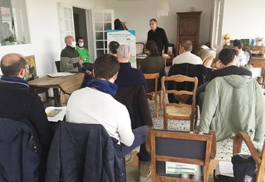 Le 15 décembre, à Morigny-Champigny (Essonne). Diversifié en viticulture, Philippe Morchoisne a reçu un groupe d'agriculteurs afin de partager son expérience dans le cadre des journées diversification de la chambre d'Agriculture.