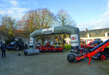 Jeudi 20 janvier, à Villampuy. Dans la cour du domaine de La Rainville, le groupe Lecoq a exposé le matériel nécessaire aux exploitants méthaniseurs.