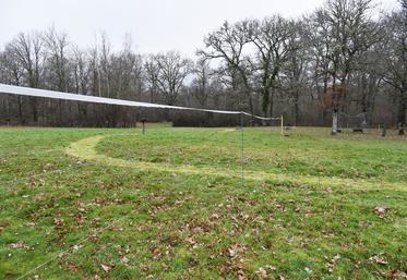 Le 17 janvier, à Ménestreau-en-Villette. Pour la démonstration, une clôture pour lutter contre l'occupation des cervidés dans les parcelles a été installée en temps réel devant les personnes présentes.