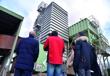 Thierry Daubigny parle de ses installations aux différents représentants (Ademe, Fibois&) et élus présents. Ici, devant le séchoir.