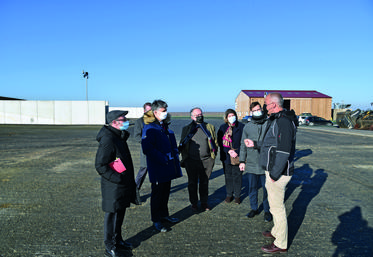 May-en-Multien, lundi 24 janvier. Les représentants de l'État, dont le préfet Lionel Beffre, visitent l'unité de méthanisation Biogaz du Multien guidés par l'un des cinq associés, Arnaud Rousseau.