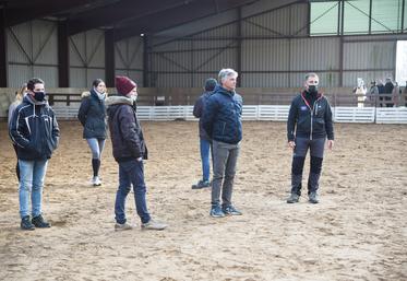 Le 21 janvier, à Fontenay-sur-Eure. Le préparateur physique Guy Bessat (à d.) et le médaillé olympique Karim Laghouag (au c.) ont partagé leurs expériences avec des moniteurs d'équitation pour la MSA.