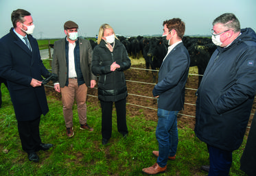 Le 27 janvier, à Germainville. Bérangère Abba, secrétaire d'État à la biodiversité, accompagnée par le sous-préfet Xavier Luquet (à g.), le député Guillaume Kasbarian et le président du Département Christophe Le Dorven, a loué le modèle d'exploitation de Fabien Perrot (2e à d.).